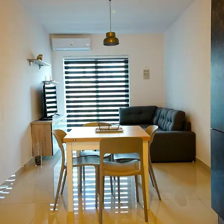 Pc 4 - Palm Court Apartment